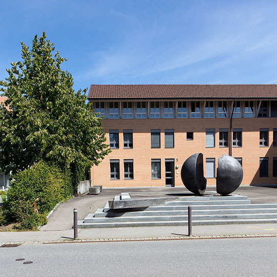 Skulptur und Gemeindehaus Steffisburg