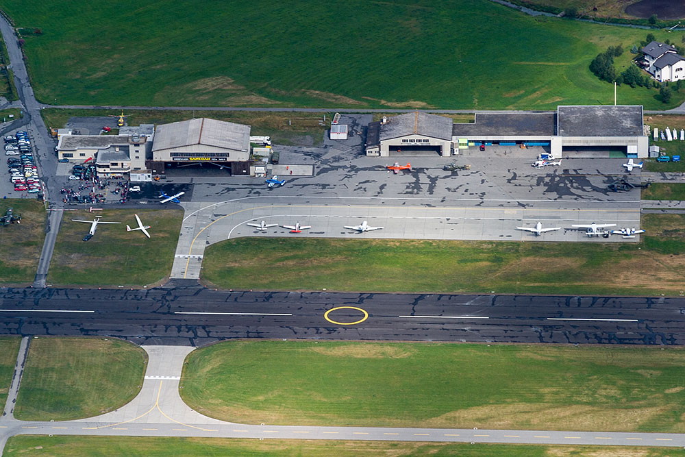 Blick auf den Flughafen von Samedan