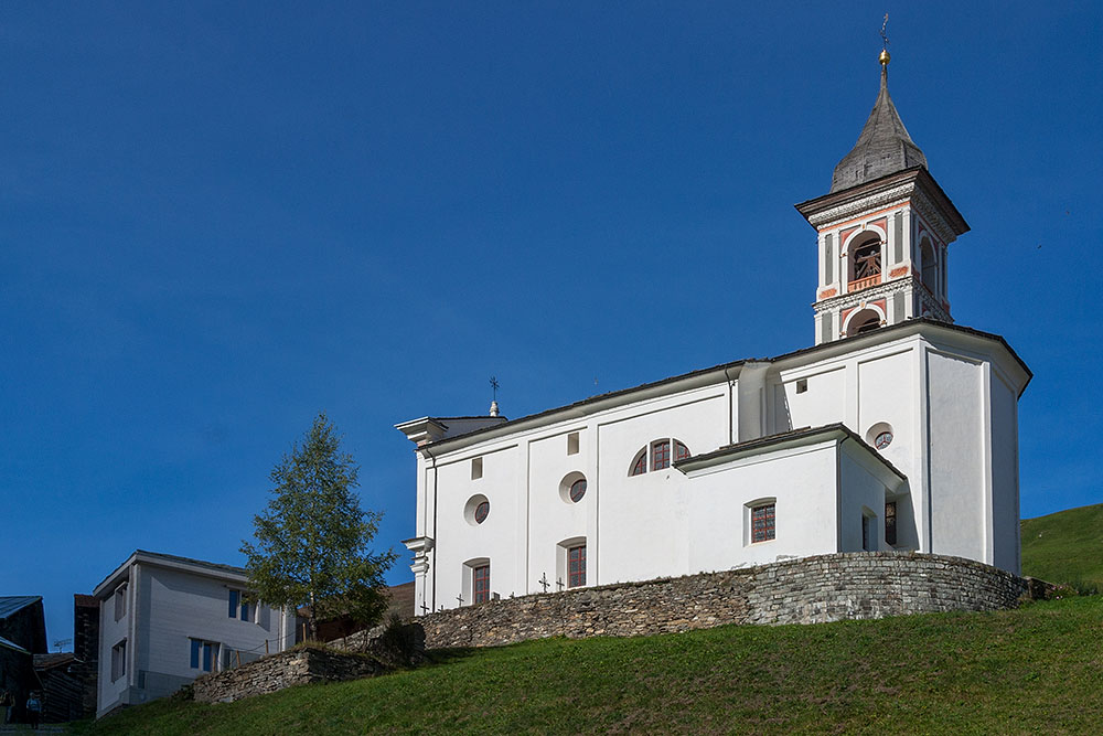 Totenstube und Pfarrkirche in Vrin