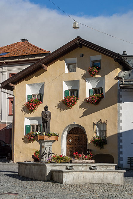 Brunnen auf dem Plaz in Scuol