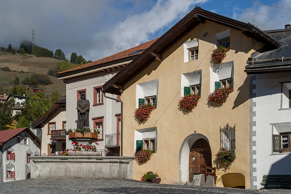 Brunnen auf dem Plaz in Scuol