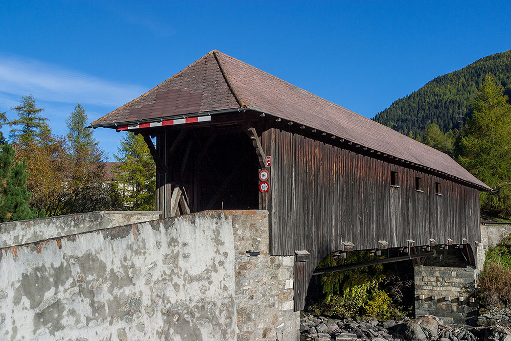 Holzbrücke in Lavin