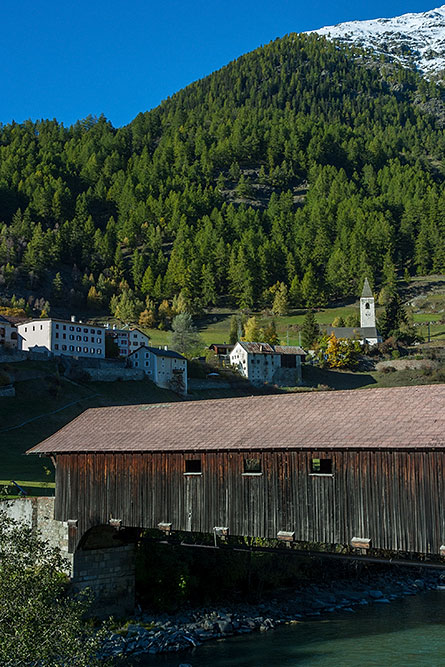 Holzbrücke in Lavin