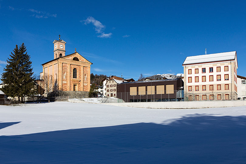 Kirche und Schulhaus in Lantsch