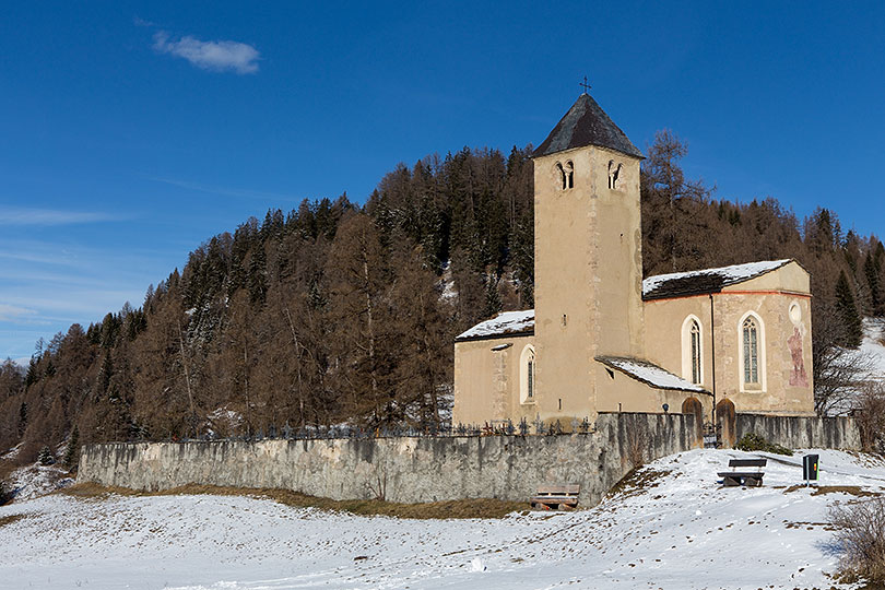 Kirche St. Maria mit Friedhof