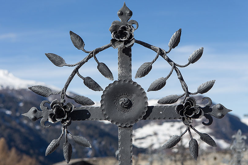 schmiedeeisernes Grabkreuz