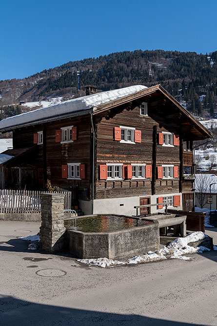 Brunnen, Platz in Jenaz