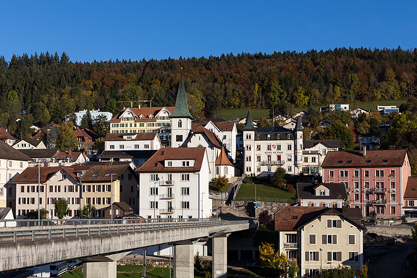 Pont des Lovières. Eglise catholique et Hôtel de Ville