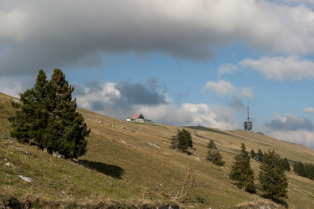 Hotel und Sendeturm auf dem Chasseral