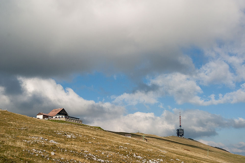 Hotel und Sendeturm auf dem Chasseral