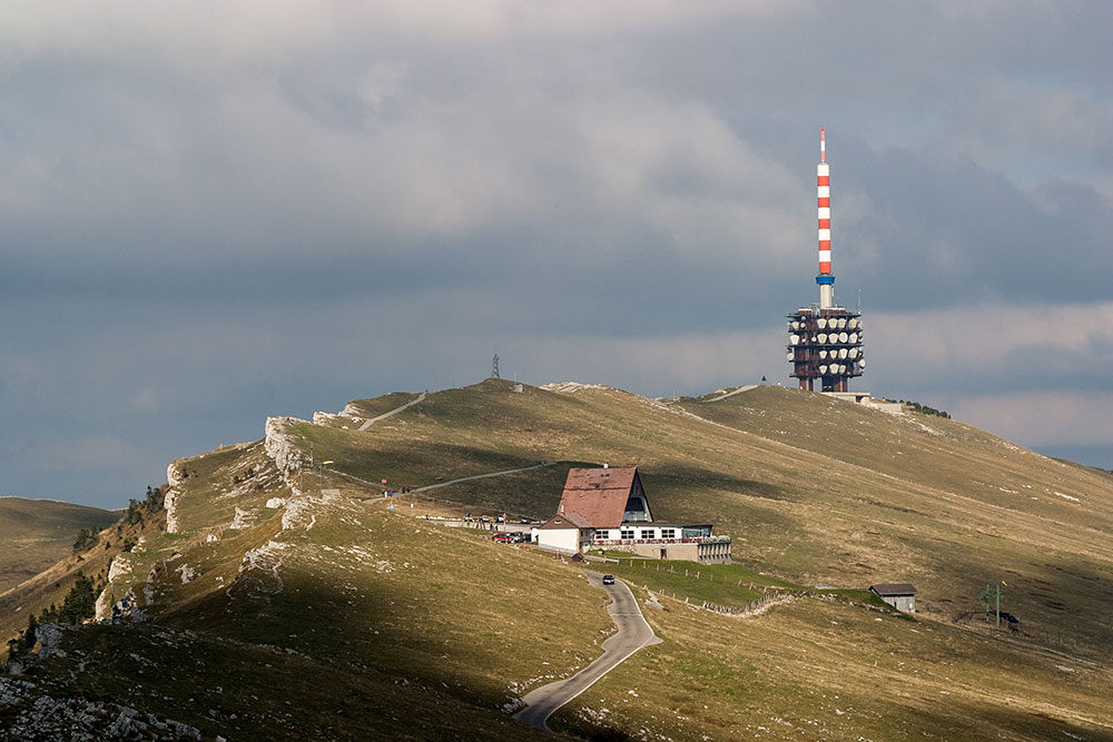 Hotel und Sendeturm auf dem Chasseral