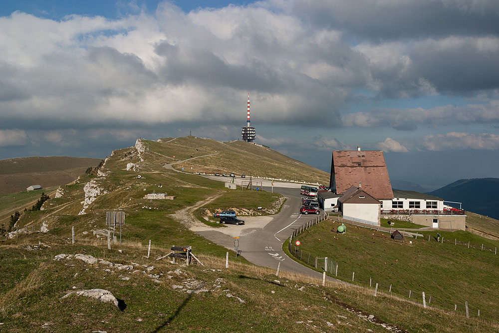 Hotel und Sendeturm auf dem Chasseral