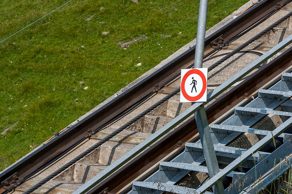 Gleis und Treppe der Niesenbahn
