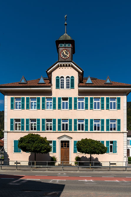 Ecole primaire et Administration communale à Cormoret