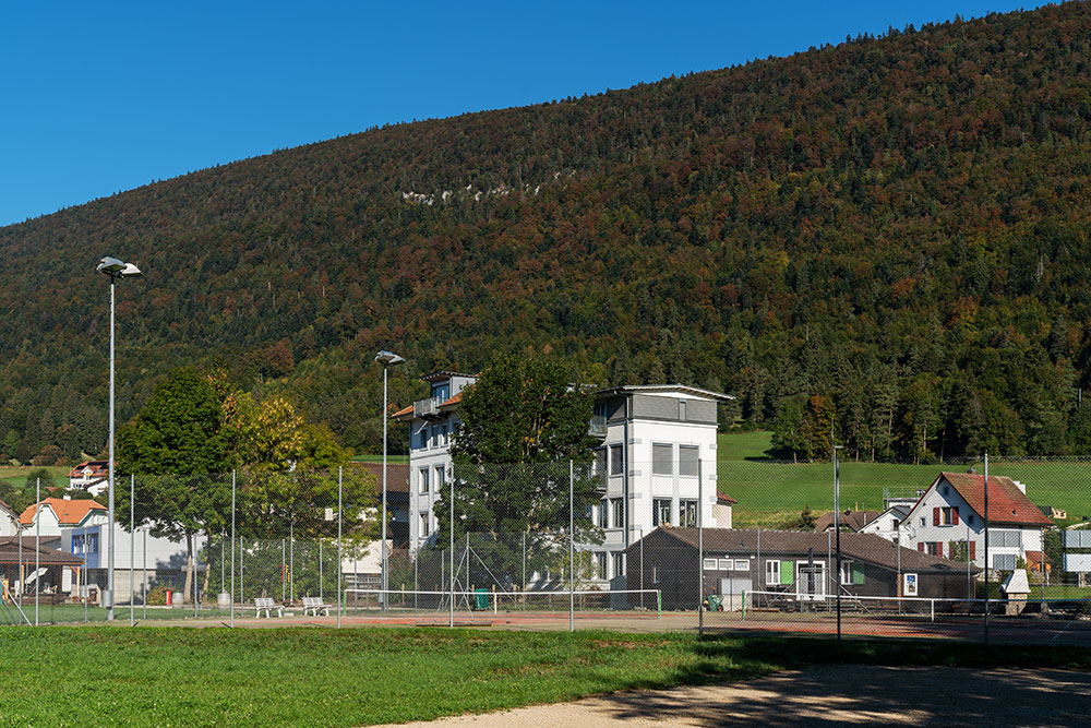 Court de tennis à Cortébert