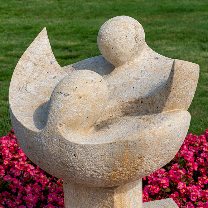 Skulptur auf dem Friedhof in Lengnau BE