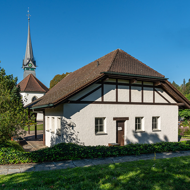 Aufbahrungshalle und Kirche