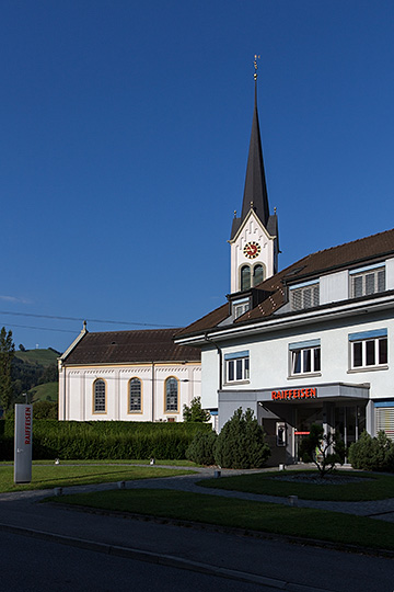 Pfarrkirche und Raiffeisen in Menznau