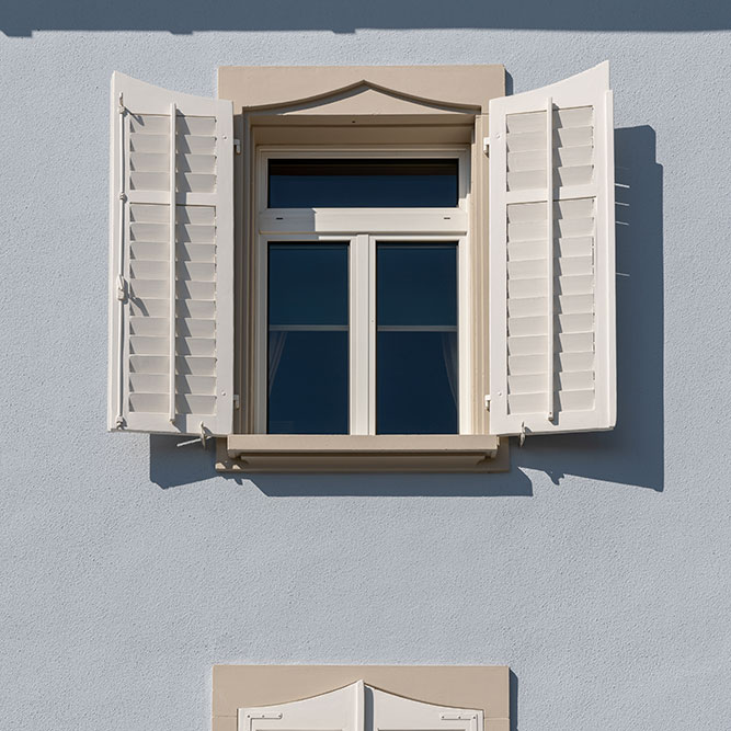 Fenster mit geschweiften Fensterladen