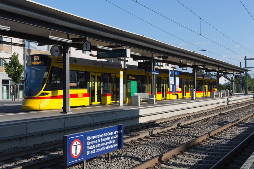 Bahnhof Dornach Arlesheim und BLT 10