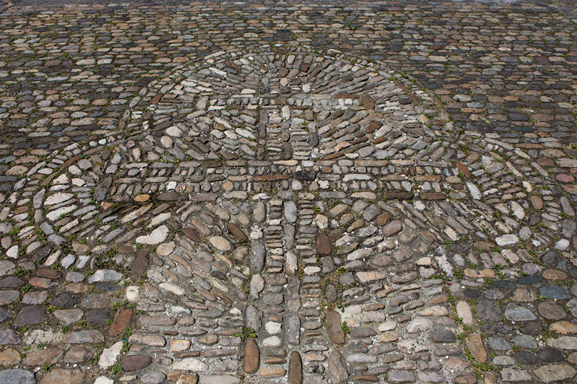 Kreuz aus Kieselsteinen Dom arlesheim