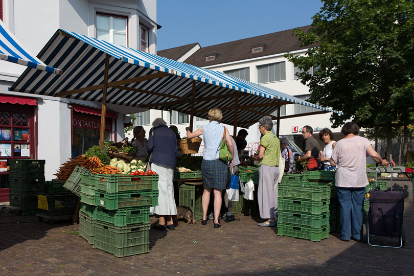 Freitagsmarkt auf dem Dorfplatz in Arlesheim