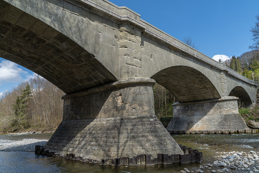 Steinige Brücke in Neuenegg